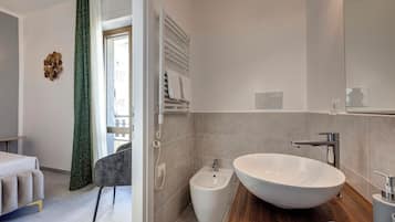 Serviettes fournies, savon, shampoing, papier toilette