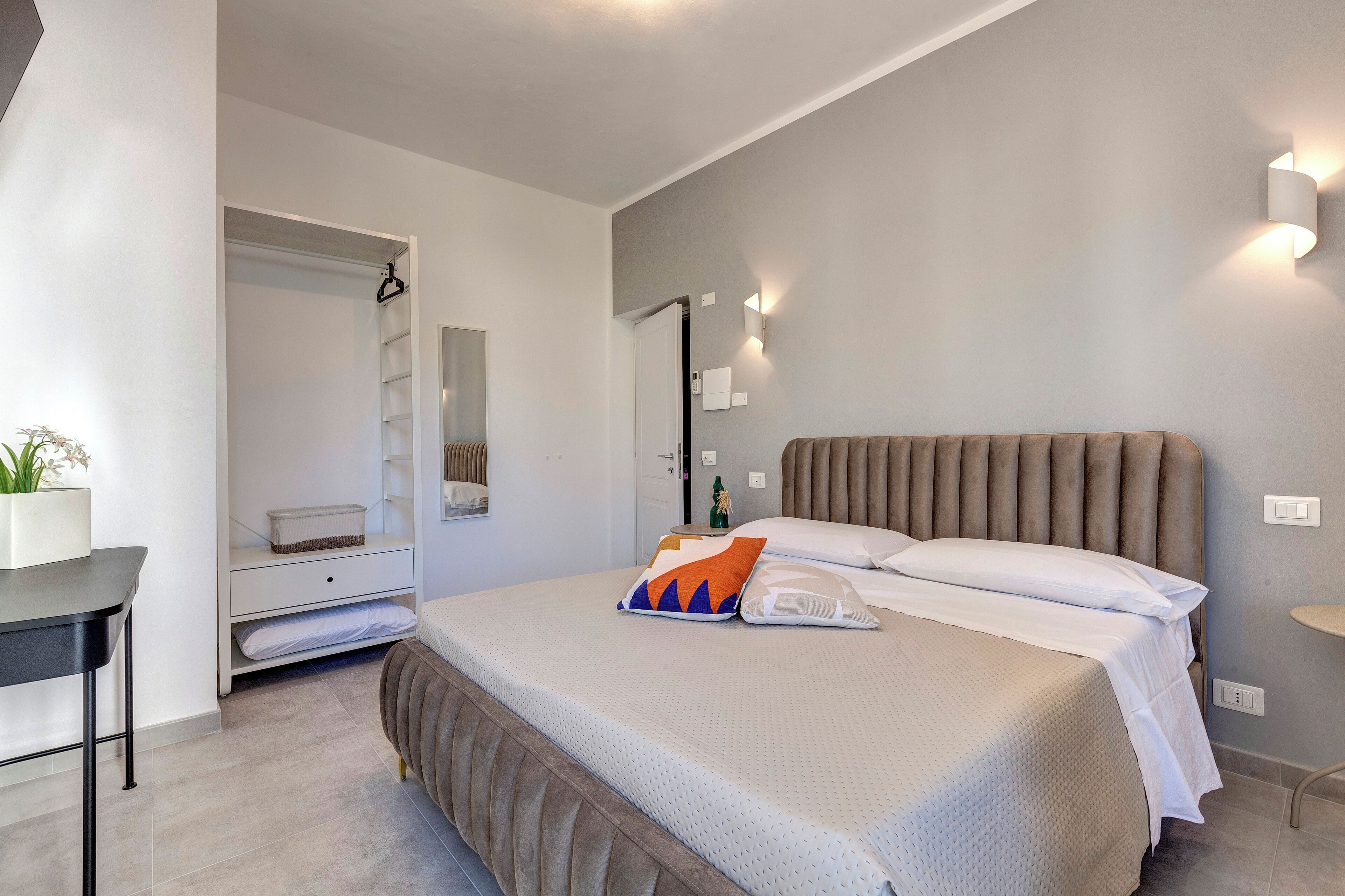 Betten mit Memory-Foam-Matratzen, Verdunkelungsvorhänge