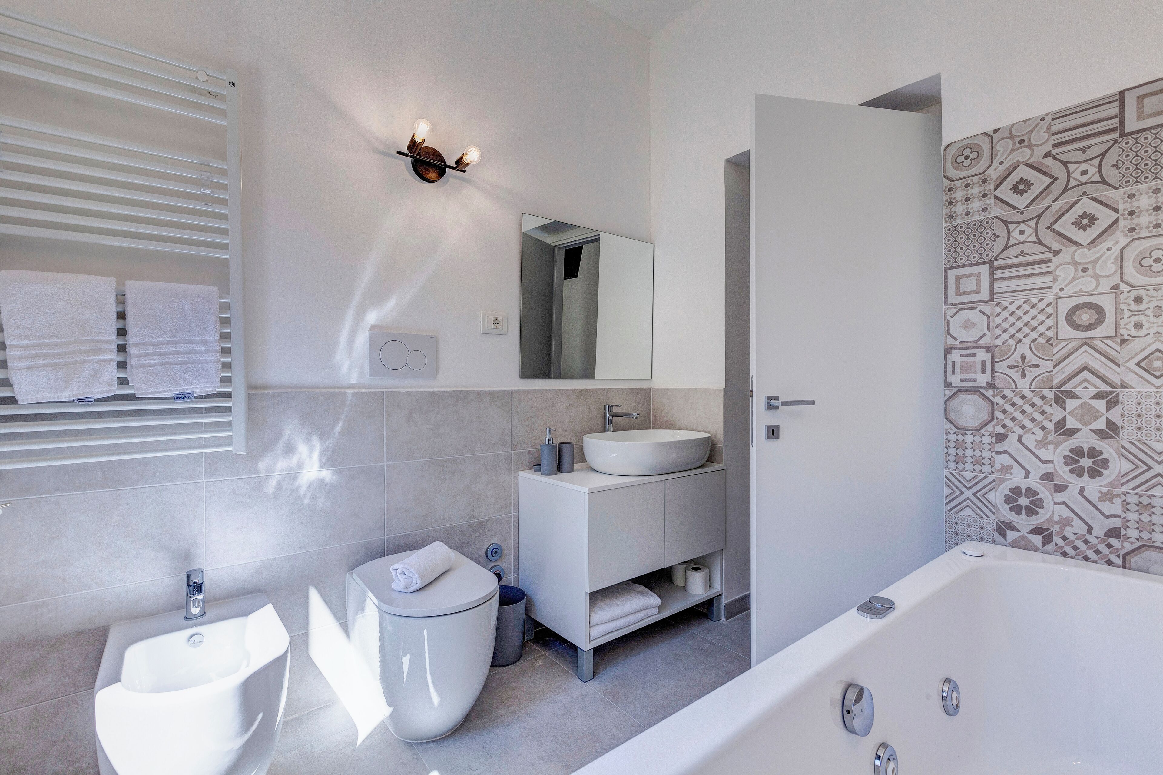Suite con vasca idromassaggio 205 | Salle de bain | Serviettes fournies, savon, shampooing, papier de toilette