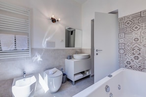Suite con vasca idromassaggio 205 | Banheiro | Toalhas de banho, sabonete, shampoo, papel higiênico