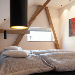 2 bedrooms, travel cot, free WiFi, bed sheets