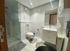 تجهيزات دش، مجففات شعر، مراحيض شطف، مناشف