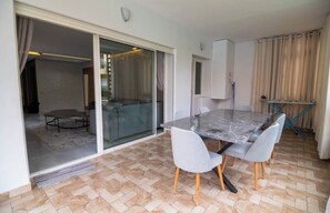 تناول الطعام بالخارج