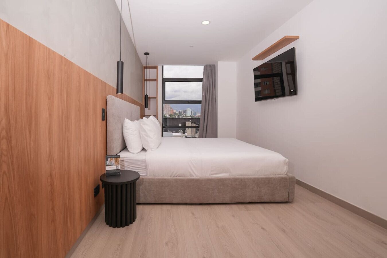 2 habitaciones, escritorio y tabla de planchar con plancha 