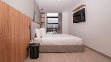 2 habitaciones, escritorio y tabla de planchar con plancha