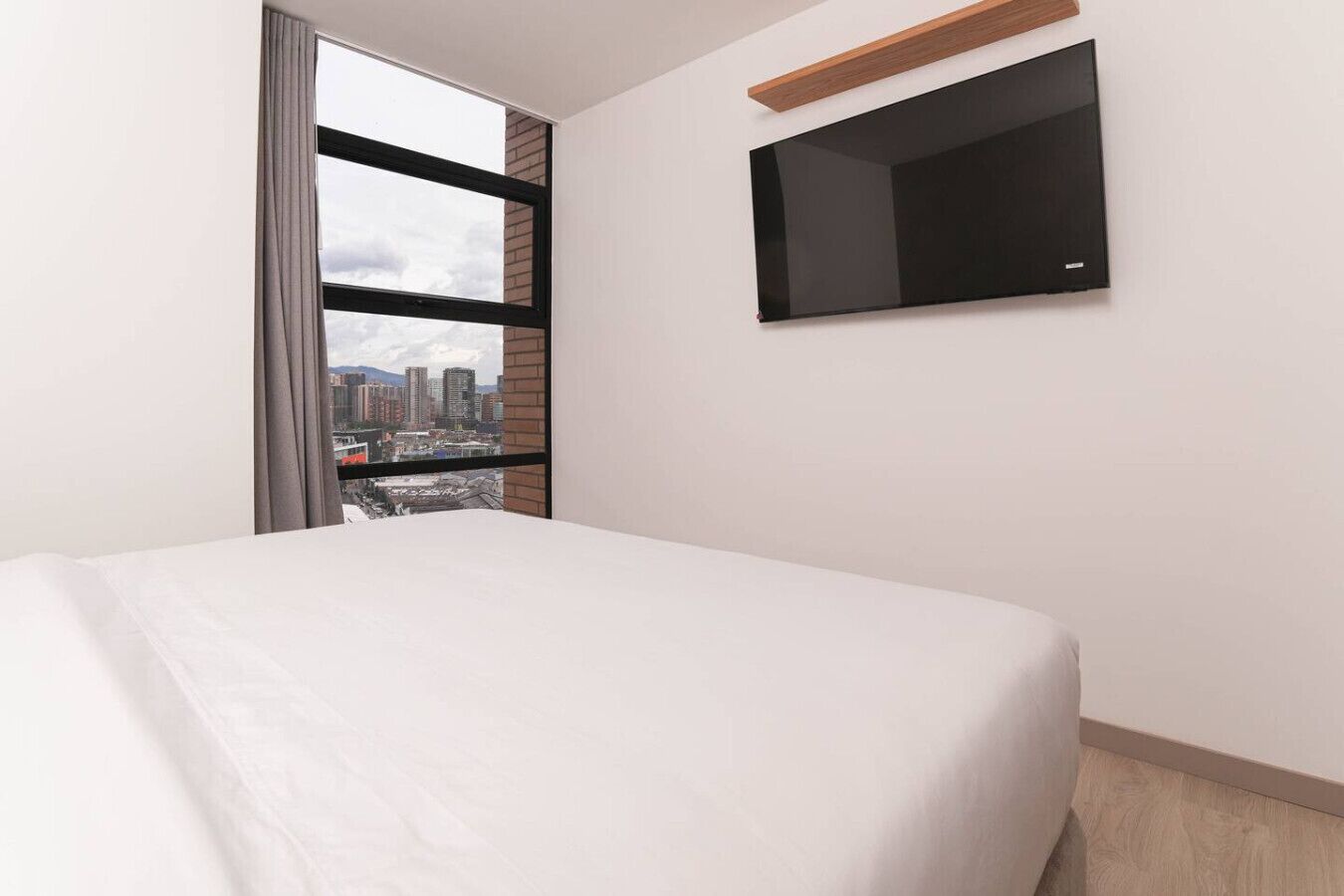 3 habitaciones, escritorio y tabla de planchar con plancha 