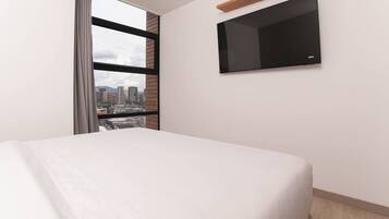 3 habitaciones, escritorio y tabla de planchar con plancha
