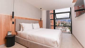 3 habitaciones, escritorio y tabla de planchar con plancha