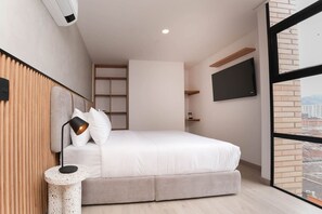 2 habitaciones, escritorio y tabla de planchar con plancha 