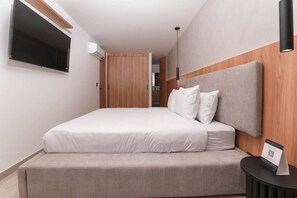 2 camere, una scrivania, ferro/asse da stiro, culla da viaggio