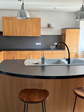 Microondas, horno, parrilla de estufa y lavavajillas 