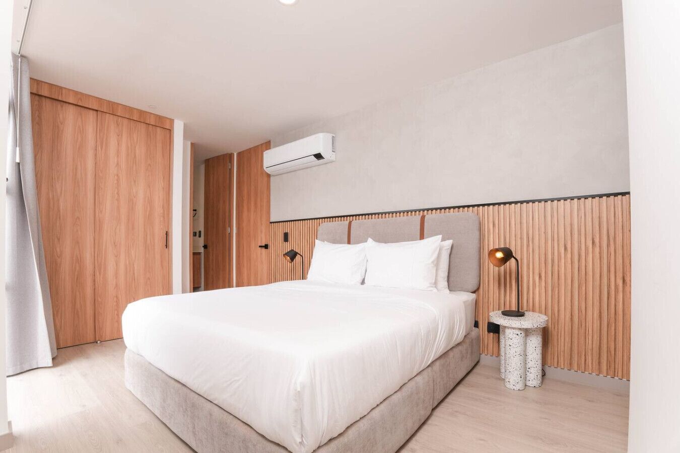 2 makuuhuonetta, työpöytä, silitysrauta/-lauta, vauvan matkasänky