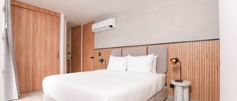 2 makuuhuonetta, työpöytä, silitysrauta/-lauta, vauvan matkasänky