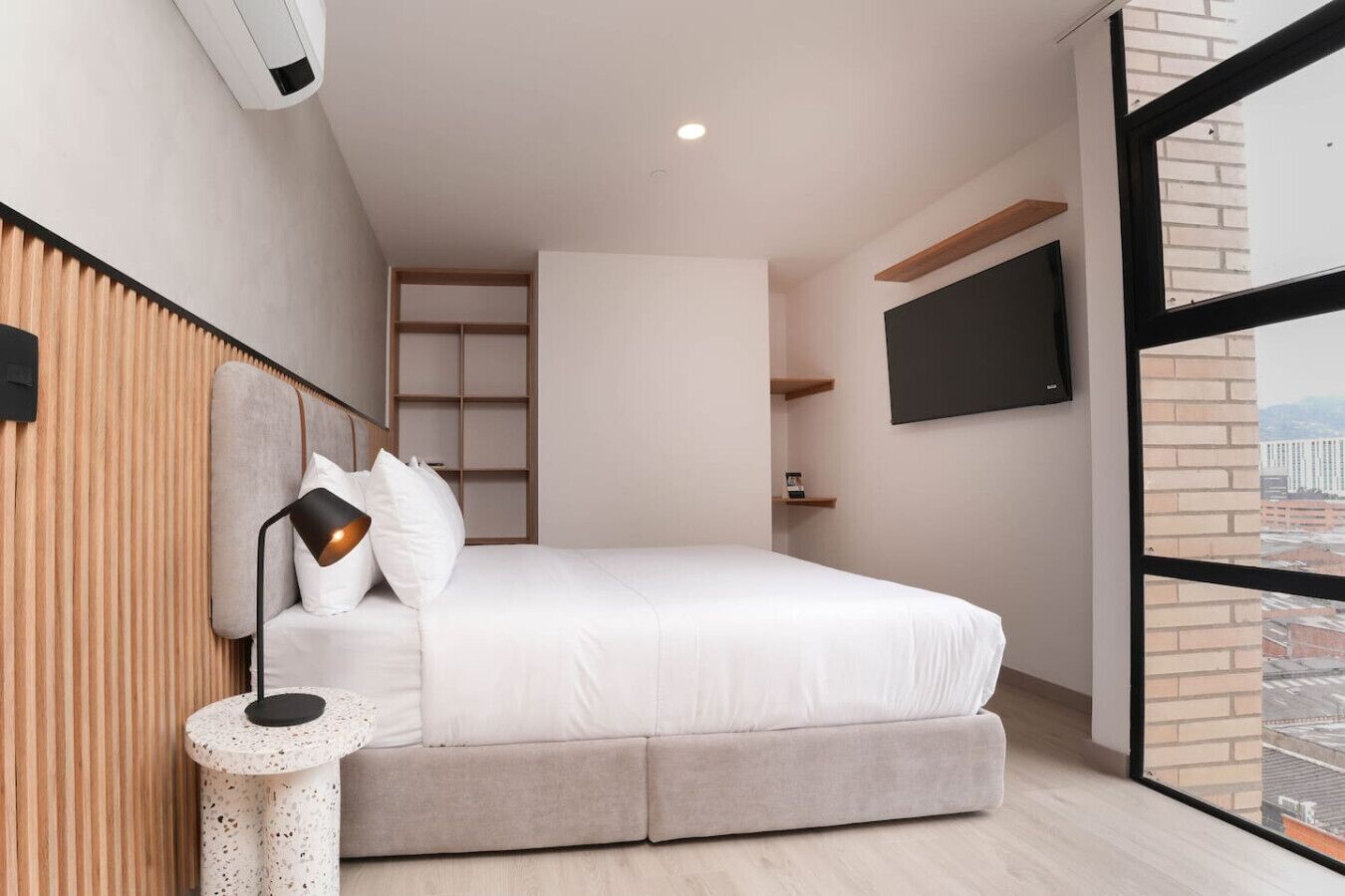 2 makuuhuonetta, työpöytä, silitysrauta/-lauta, vauvan matkasänky