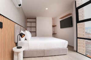 2 makuuhuonetta, työpöytä, silitysrauta/-lauta, vauvan matkasänky