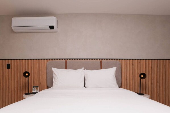 3 bedrooms, desk, iron/ironing board, travel crib