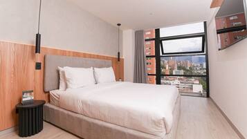 3 habitaciones, escritorio y tabla de planchar con plancha