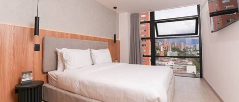 3 bedrooms, desk, iron/ironing board, travel crib