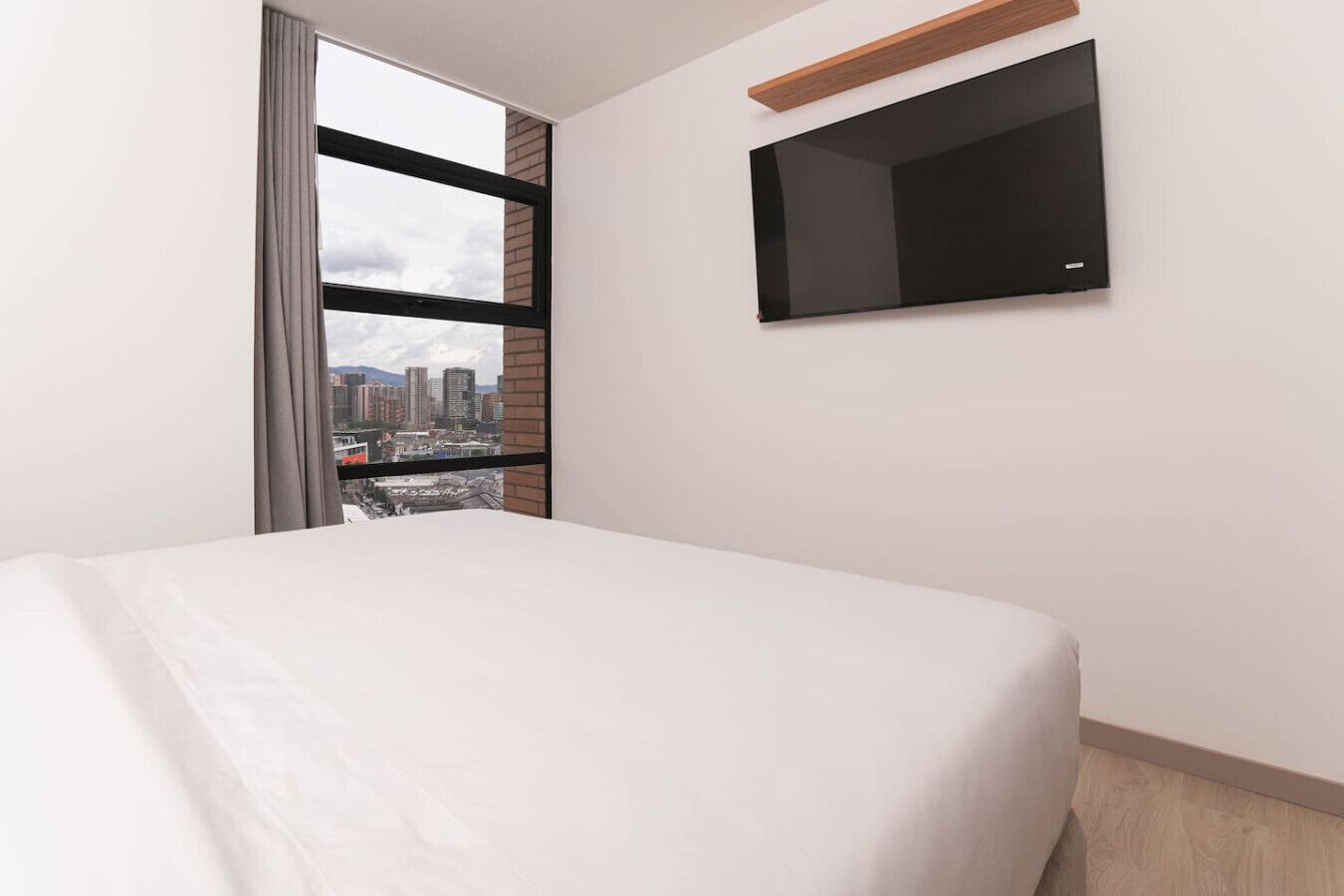 3 habitaciones, escritorio y tabla de planchar con plancha 