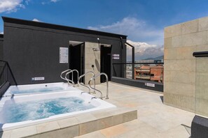 Bañera de hidromasaje al aire libre