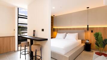 1 habitación, escritorio, tabla de planchar con plancha y cuna de viaje