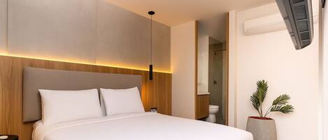 1 間睡房、書桌、熨斗/熨衫板、可攜式嬰兒床