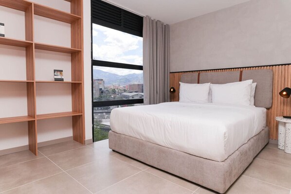 1 habitación, escritorio, tabla de planchar con plancha y cuna de viaje