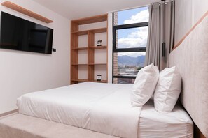 1 habitación, escritorio, tabla de planchar con plancha y cuna de viaje 