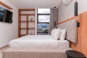 1 bedroom, desk, iron/ironing board, travel crib - 1BR + Jacuzzi  – El Poblado, Coworking Ready (Medellín)