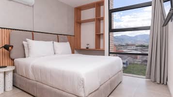 Escritorio, tabla de planchar con plancha, wifi gratis y ropa de cama