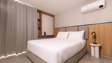 Een bureau, een strijkplank/strijkijzer, gratis wifi, beddengoed