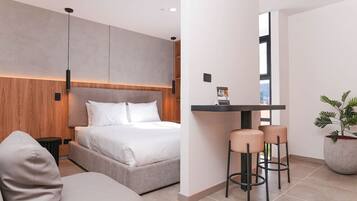 Escritorio, tabla de planchar con plancha, cuna de viaje y wifi gratis