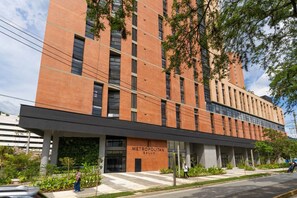 Exterior - Friendly 2BR – Jacuzzi + Chic Design in Poblado (Medellín)