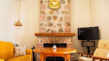 Televisión y chimenea