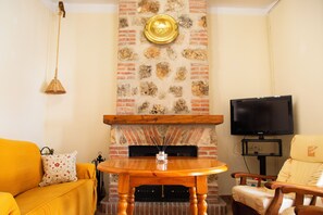 TV, fireplace - Rural House Señorío de Ves for 17 people with swimming pool, barbecue and leisure area. (Casas de Ves)
