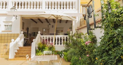 Rural House Señorío de Ves for 17 people with swimming pool, barbecue and leisure area.