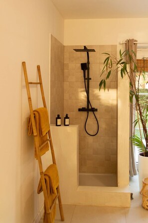 Een haardroger, handdoeken, zeep, toiletpapier