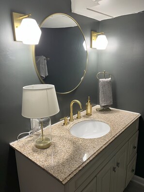 Douche, séchoir à cheveux, serviettes fournies, papier de toilette