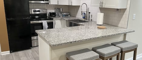 Microondas, horno, placa de cocina y lavavajillas