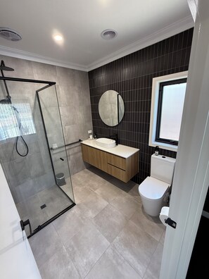Shower, hair dryer, towels, soap - 10min from everything - Clinker Lux in Balwyn Nth *brand new* 4br with study (Balwyn North)