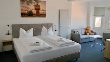 Escritorio, wifi gratis y ropa de cama