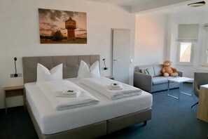 Habitación familiar con 1 cama doble o 2 individuales, no fumadores | Escritorio, wifi gratis, ropa de cama