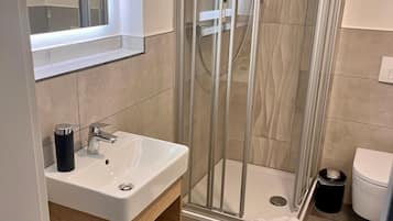 Dusche, Haartrockner, Handtücher, Seife