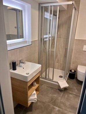 Douche, séchoir à cheveux, serviettes fournies, savon