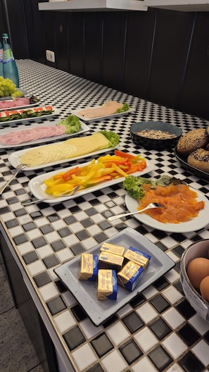 Daily continental breakfast (EUR 15 per person)