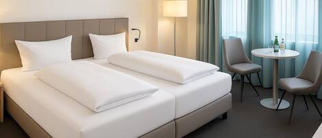 Escritorio, wifi gratis y ropa de cama