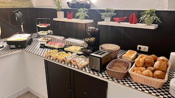 Se ofrece un desayuno bufé (15 EUR por persona)