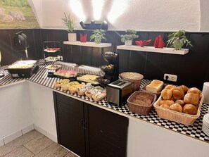 Frukostbuffé varje dag (EUR 15 per person)