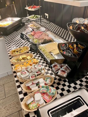 Päivittäinen buffetaamiainen (15 EUR per henkilö)