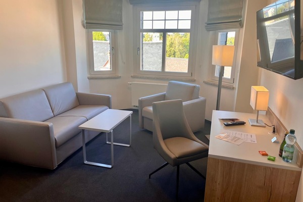 Escritorio, wifi gratis y ropa de cama